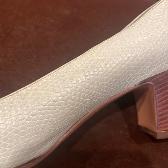 Salvature Ferragamo women / children shoes lightly used size 5 1/2 B. Tan color - Picture 14 of 16